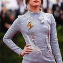 hailey-baldwin-at-met-gala-2015-in-new-york_3.jpg