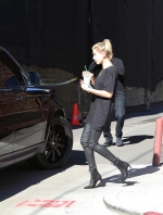 hailey-baldwin-grabbing-a-smoothie-at-kreation-organic-in-beverly-hills-1232015-1.jpg