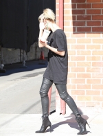 hailey-baldwin-grabbing-a-smoothie-at-kreation-organic-in-beverly-hills-1232015-10.jpg