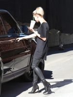 hailey-baldwin-grabbing-a-smoothie-at-kreation-organic-in-beverly-hills-1232015-11.jpg