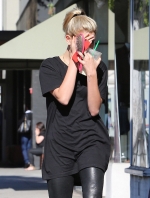 hailey-baldwin-grabbing-a-smoothie-at-kreation-organic-in-beverly-hills-1232015-12.jpg