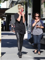 hailey-baldwin-grabbing-a-smoothie-at-kreation-organic-in-beverly-hills-1232015-13.jpg
