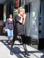 hailey-baldwin-grabbing-a-smoothie-at-kreation-organic-in-beverly-hills-1232015-14.jpg