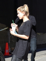 hailey-baldwin-grabbing-a-smoothie-at-kreation-organic-in-beverly-hills-1232015-2.jpg