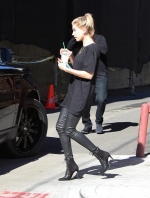 hailey-baldwin-grabbing-a-smoothie-at-kreation-organic-in-beverly-hills-1232015-3.jpg