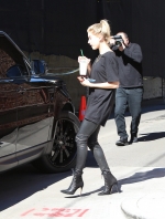 hailey-baldwin-grabbing-a-smoothie-at-kreation-organic-in-beverly-hills-1232015-4.jpg