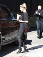 hailey-baldwin-grabbing-a-smoothie-at-kreation-organic-in-beverly-hills-1232015-5.jpg