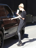 hailey-baldwin-grabbing-a-smoothie-at-kreation-organic-in-beverly-hills-1232015-6.jpg