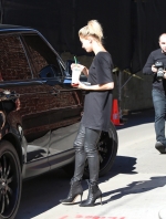 hailey-baldwin-grabbing-a-smoothie-at-kreation-organic-in-beverly-hills-1232015-7.jpg