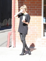 hailey-baldwin-grabbing-a-smoothie-at-kreation-organic-in-beverly-hills-1232015-8.jpg