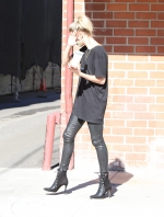 hailey-baldwin-grabbing-a-smoothie-at-kreation-organic-in-beverly-hills-1232015-9.jpg
