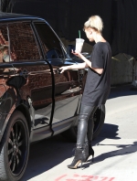 hailey-baldwin-grabbing-a-smoothie-at-kreation-organic-in-beverly-hills-1232015.jpg