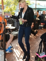 hailey-baldwin-out-and-about-in-los-angeles-1212015~0.jpg