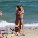 hailey2Bbaldwin2Bmon2Brelax2Bmiami2Bbeach2B1AvXjIrYx9jx.jpg