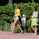 hailey2Bbaldwin2Bmon2Brelax2Bmiami2Bbeach2BNRtYS025tzfx.jpg