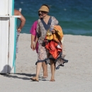 hailey2Bbaldwin2Bmon2Brelax2Bmiami2Bbeach2BOTOZDE-Lhm5x.jpg