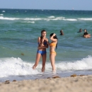 hailey2Bbaldwin2Bmon2Brelax2Bmiami2Bbeach2BWw9EYmOPipfx.jpg