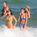 hailey2Bbaldwin2Bmon2Brelax2Bmiami2Bbeach2Bkl8aAX5a-vPx.jpg