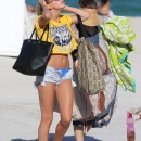 hailey2Bbaldwin2Bmon2Brelax2Bmiami2Bbeach2Br1k5kTLjkZXx.jpg