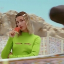 versace-dylan-turquoise-pour-femme-fragrance-campaign_mp40569.jpg