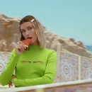 versace-dylan-turquoise-pour-femme-fragrance-campaign_mp40573.jpg