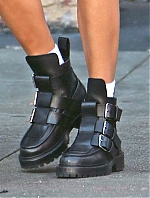 x17_hailey_baldwin_legs_031417_27.jpg