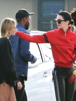 x17_kendall_jenner_ocean_031917_03.jpg