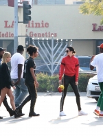 x17_kendall_jenner_ocean_031917_23.jpg
