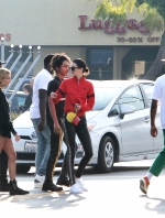 x17_kendall_jenner_ocean_031917_24.jpg