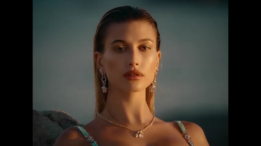 versace-dylan-turquoise-pour-femme-fragrance-campaign_mp40467.jpg