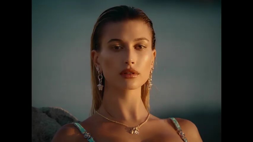 versace-dylan-turquoise-pour-femme-fragrance-campaign_mp40469.jpg