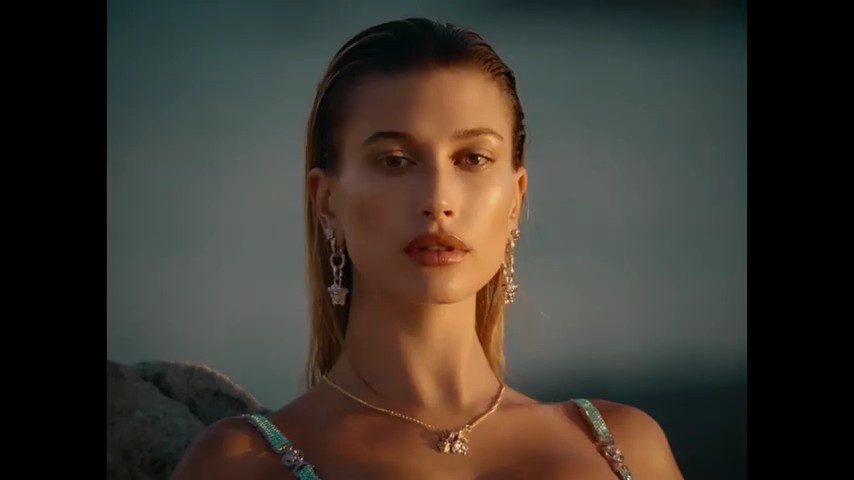 versace-dylan-turquoise-pour-femme-fragrance-campaign_mp40471.jpg