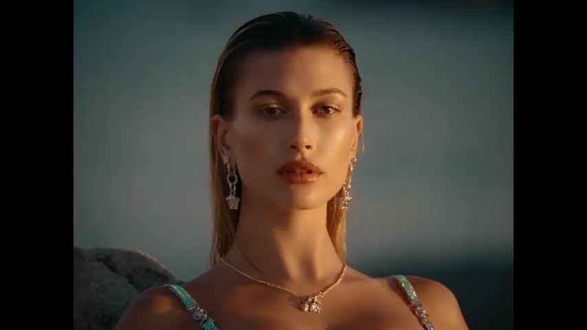 versace-dylan-turquoise-pour-femme-fragrance-campaign_mp40474.jpg