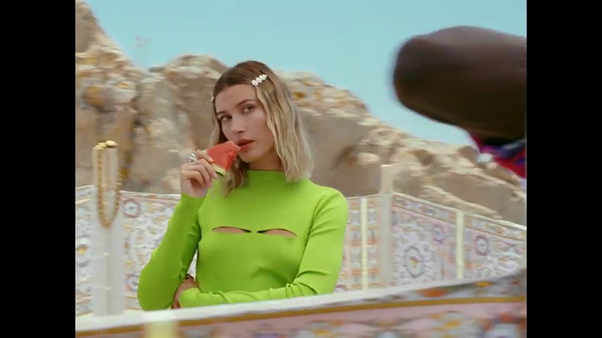 versace-dylan-turquoise-pour-femme-fragrance-campaign_mp40569.jpg