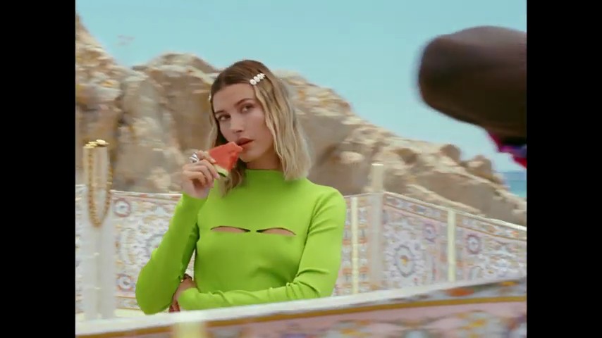 versace-dylan-turquoise-pour-femme-fragrance-campaign_mp40570.jpg