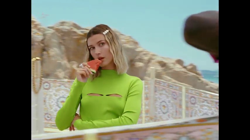 versace-dylan-turquoise-pour-femme-fragrance-campaign_mp40571.jpg