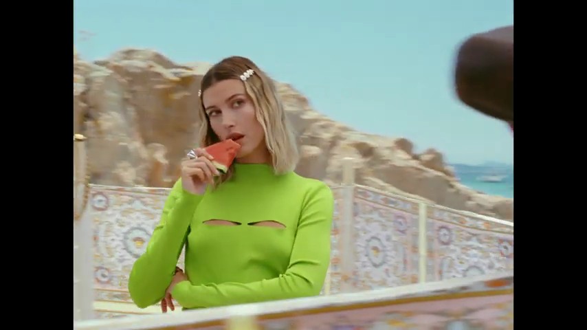 versace-dylan-turquoise-pour-femme-fragrance-campaign_mp40572.jpg