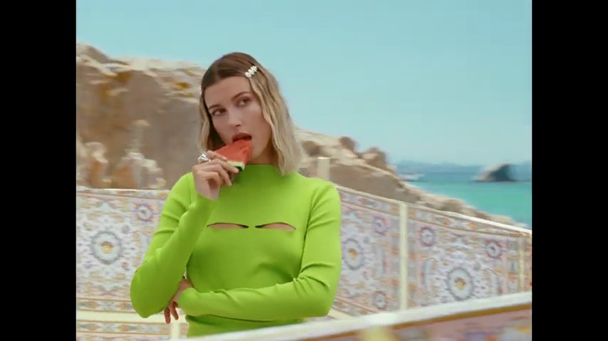 versace-dylan-turquoise-pour-femme-fragrance-campaign_mp40576.jpg