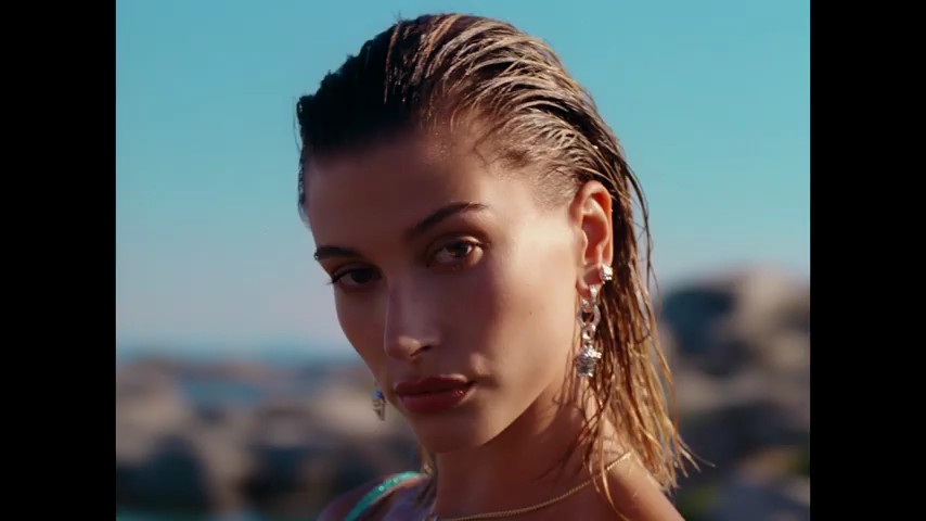 versace-dylan-turquoise-pour-femme-fragrance-campaign_mp41122.jpg