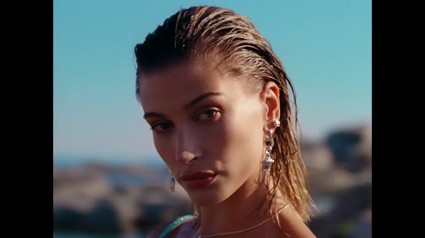 versace-dylan-turquoise-pour-femme-fragrance-campaign_mp41123.jpg