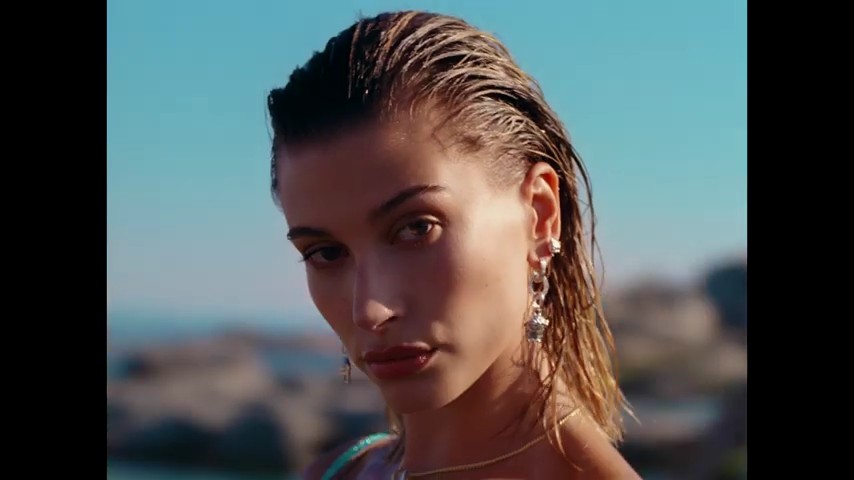 versace-dylan-turquoise-pour-femme-fragrance-campaign_mp41124.jpg