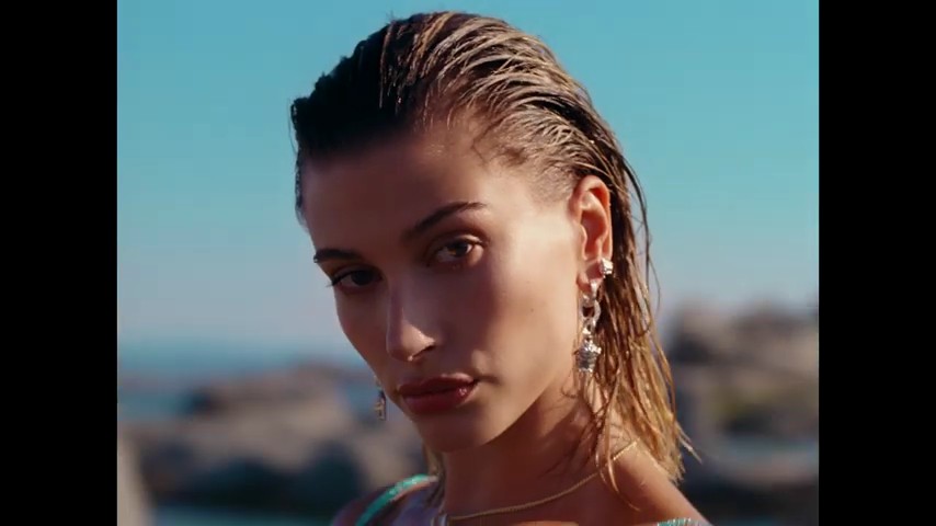 versace-dylan-turquoise-pour-femme-fragrance-campaign_mp41125.jpg