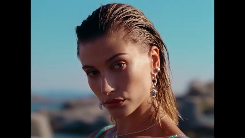 versace-dylan-turquoise-pour-femme-fragrance-campaign_mp41126.jpg