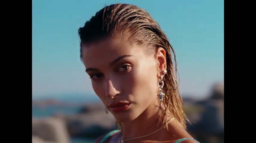 versace-dylan-turquoise-pour-femme-fragrance-campaign_mp41127.jpg