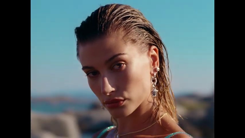 versace-dylan-turquoise-pour-femme-fragrance-campaign_mp41128.jpg