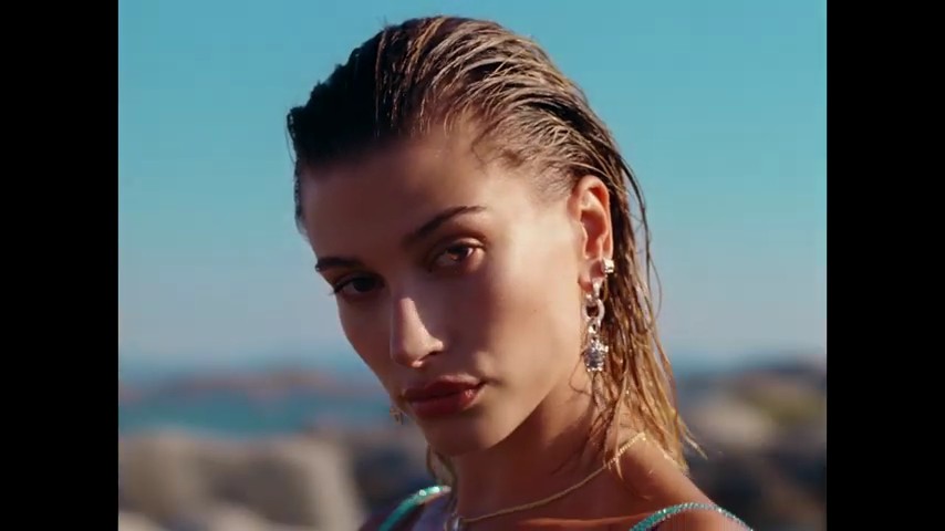 versace-dylan-turquoise-pour-femme-fragrance-campaign_mp41129.jpg