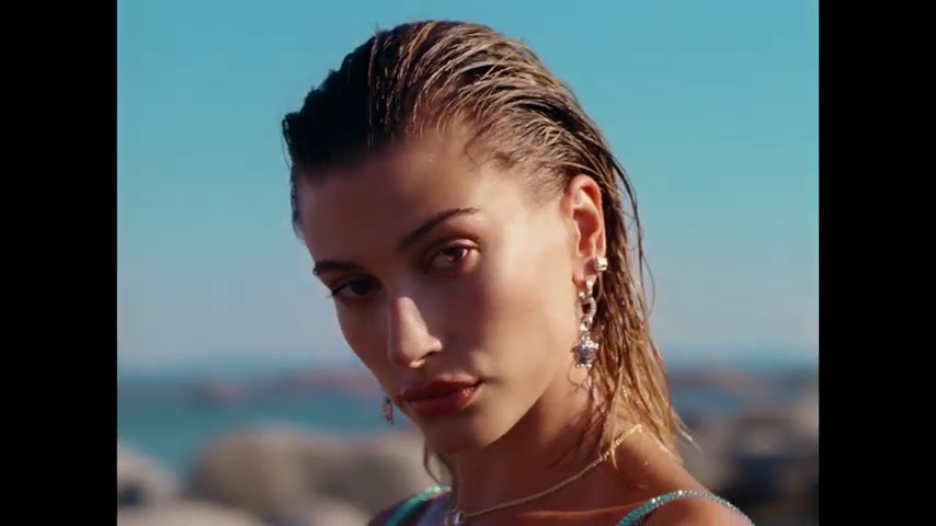 versace-dylan-turquoise-pour-femme-fragrance-campaign_mp41131.jpg