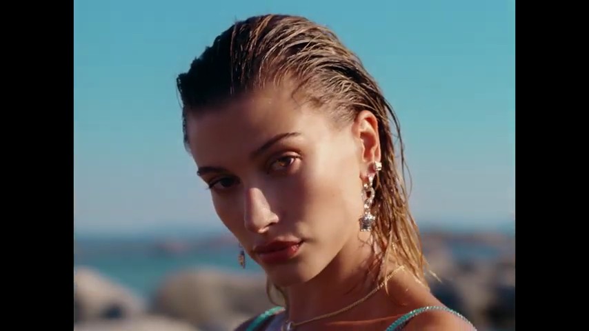 versace-dylan-turquoise-pour-femme-fragrance-campaign_mp41132.jpg