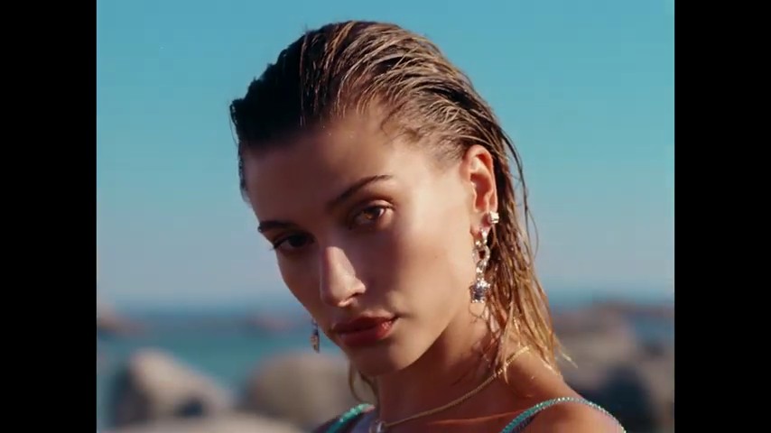versace-dylan-turquoise-pour-femme-fragrance-campaign_mp41133.jpg
