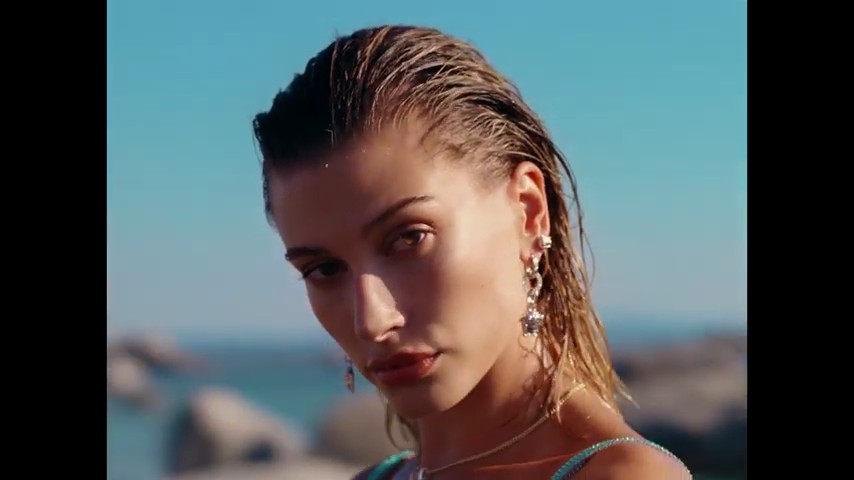 versace-dylan-turquoise-pour-femme-fragrance-campaign_mp41134.jpg